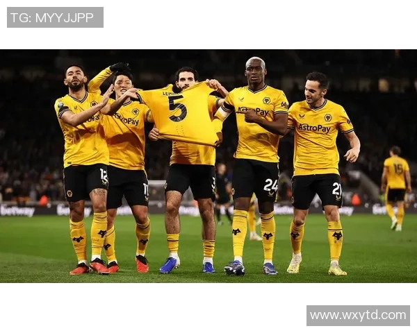 足球狼队球星闪耀英超赛场引领球队奋勇拼搏再创辉煌 足球狼队球星闪耀英超赛场引领球队奋勇拼搏再创辉煌