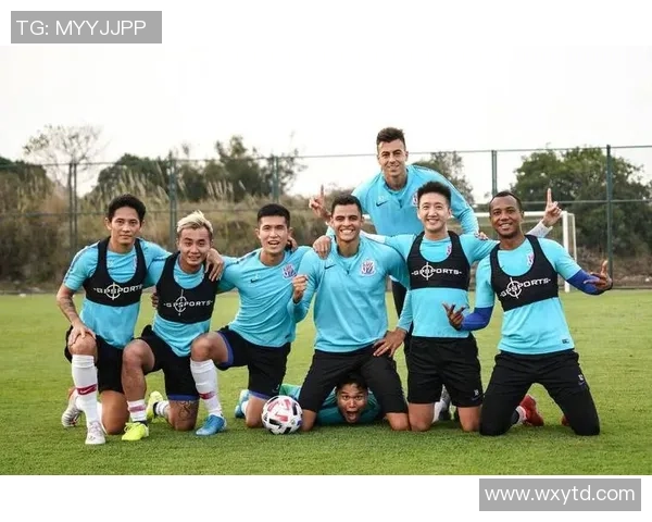 足球巨星同框合影展现经典瞬间球场内外的友谊与默契